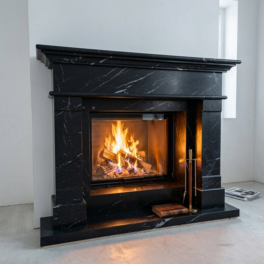 Șemineu modern din marmură neagră cu venaturi albe de la Velthor, cu foc aprins în vatră, amplasat într-un decor minimalist cu pereți albi.