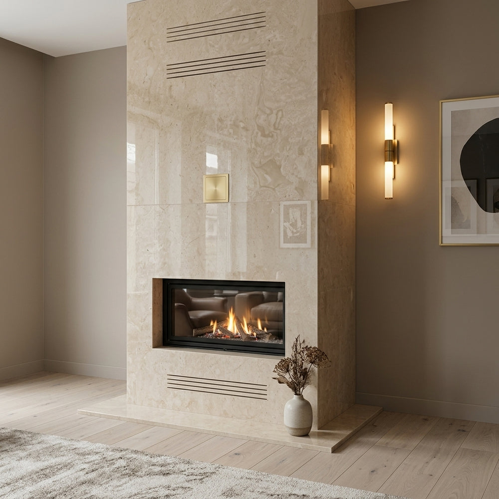 Șemineu modern încastrat, placat cu travertin sau piatră naturală lucioasă de la Velthor, integrat într-un living minimalist cu finisaje premium și corpuri de iluminat elegante.