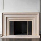 Vedere frontala a cadrului de semineu din marmura Perseus 1450x1200x300mm VELTHOR
