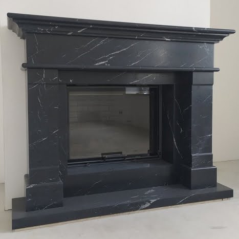 Vedere frontala a cadrului de semineu Venus din piatra naturala dimensiuni standard 1450x1200x300mm VELTHOR