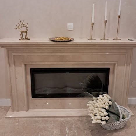 Vedere frontala a portalului de semineu Verona din piatra naturala dimensiuni standard 1450x1200x300mm VELTHOR